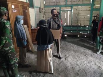  Anggota Satgas TMMD Kodim Bojonegoro Memberikan Bingkisan Warga Difabel
